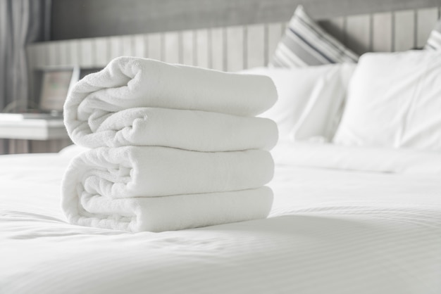 toalla blanca decoracion cama interior dormitorio 1339 7143